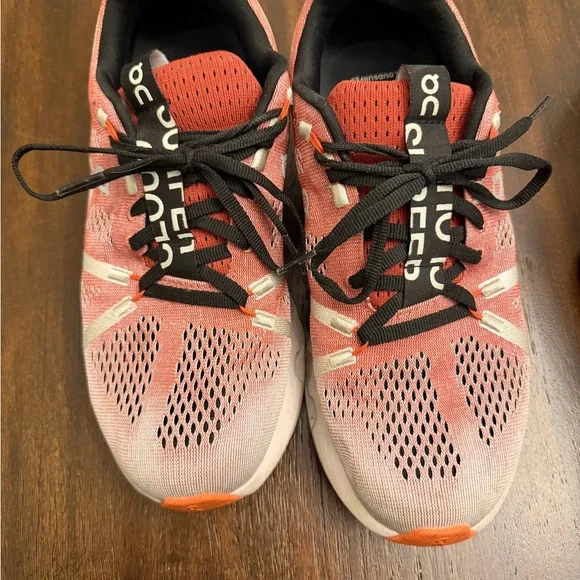 On Running Shoes in Red and Black - Picture 2 of 3